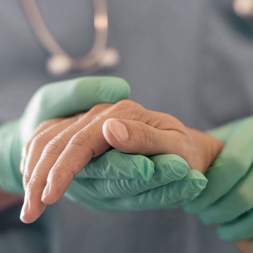 Tandläkare håller patients hand